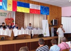 Відкриття семінару - випускник УНУС садівничий дорадник Євген Найченко